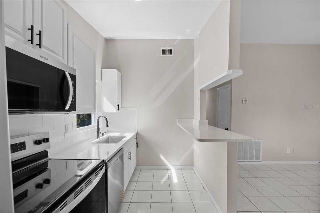 Image 9 of property listing at 818 28TH STREET CIRCLE E, Bradenton, FL 34203