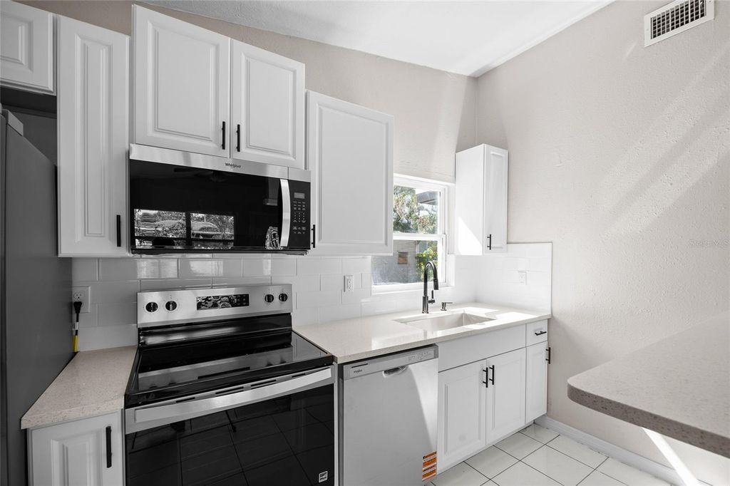 Image 10 of property listing at 818 28TH STREET CIRCLE E, Bradenton, FL 34203