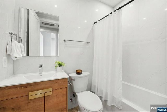 126 De Kalb Avenue 2, Jersey City, NJ 07306