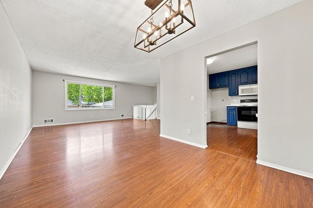 360 Brooks Avenue W, Roseville, MN 55113