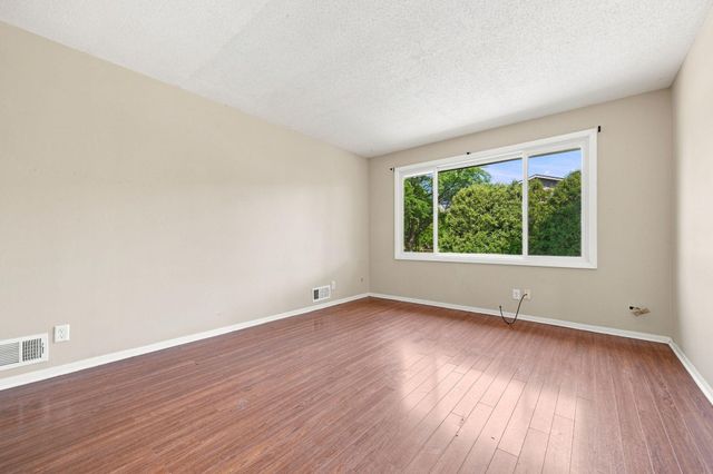 360 Brooks Avenue W, Roseville, MN 55113