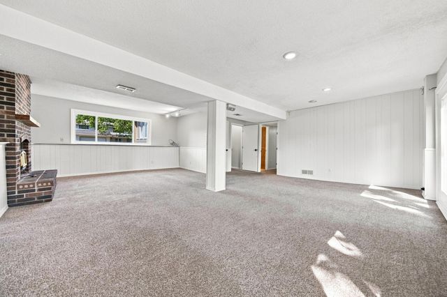 360 Brooks Avenue W, Roseville, MN 55113