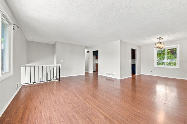360 Brooks Avenue W, Roseville, MN 55113