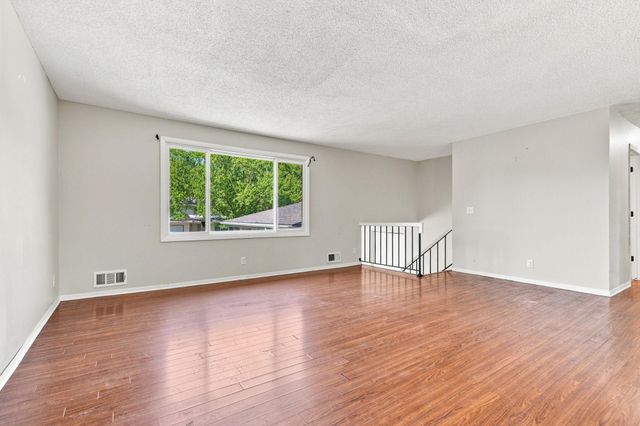 360 Brooks Avenue W, Roseville, MN 55113