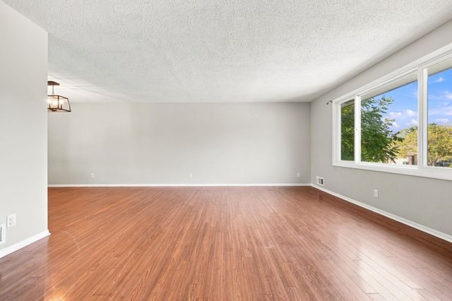 360 Brooks Avenue W, Roseville, MN 55113