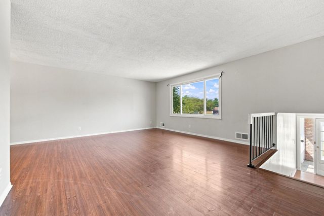 360 Brooks Avenue W, Roseville, MN 55113