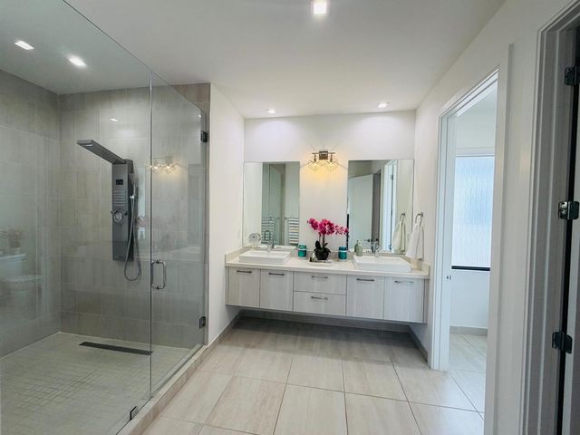 8288 NW 44th Terrace, Doral, FL 33166