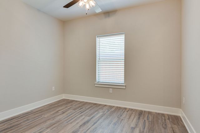 115 W Jones 102, Krum, TX 76249