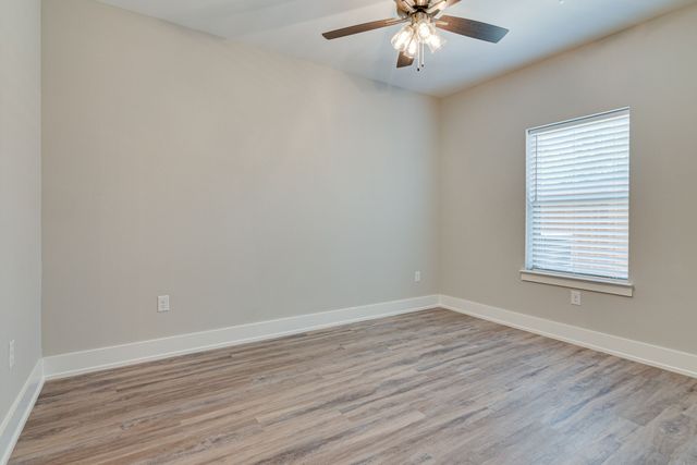 115 W Jones 102, Krum, TX 76249
