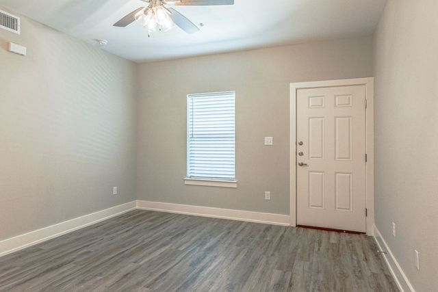 115 W Jones 102, Krum, TX 76249