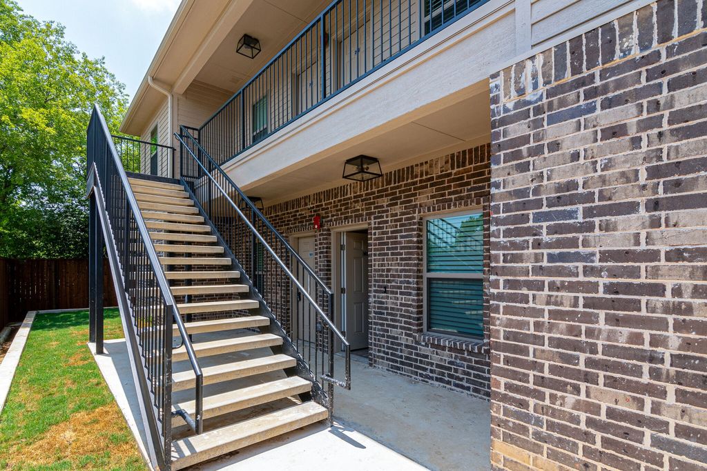 115 W Jones 102, Krum, TX 76249