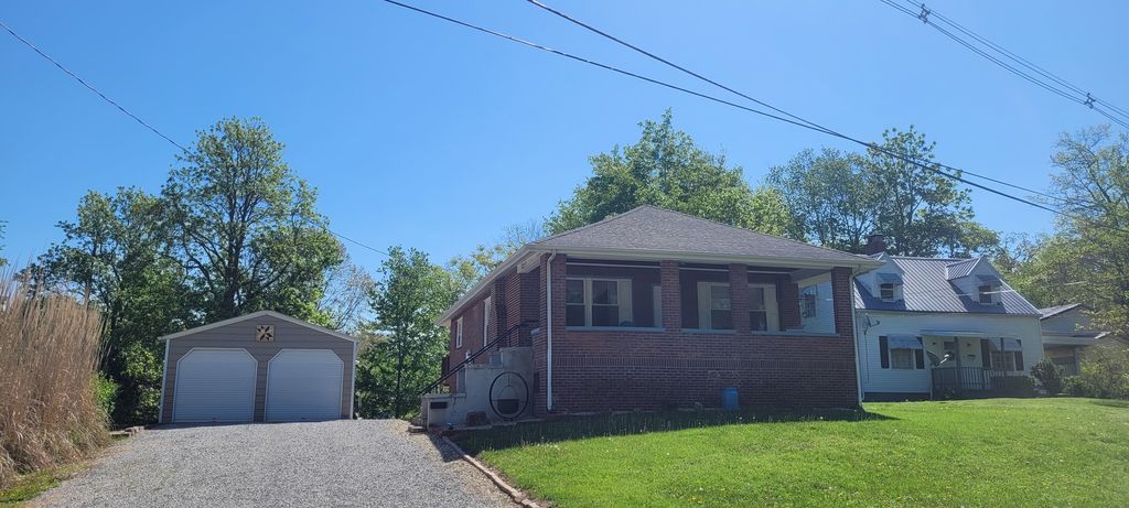 Image 1 of property listing at 1010 Wilshire Drive, Mt Vernon, IL 62864