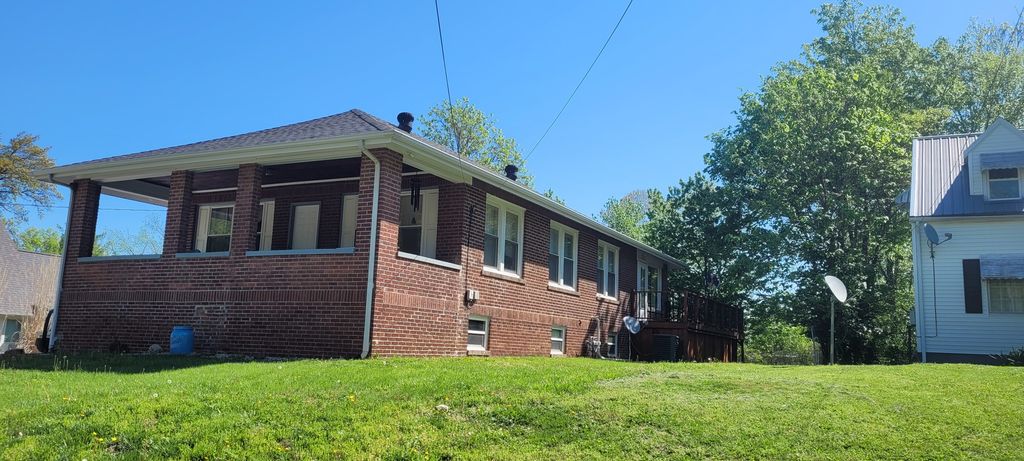 Image 2 of property listing at 1010 Wilshire Drive, Mt Vernon, IL 62864