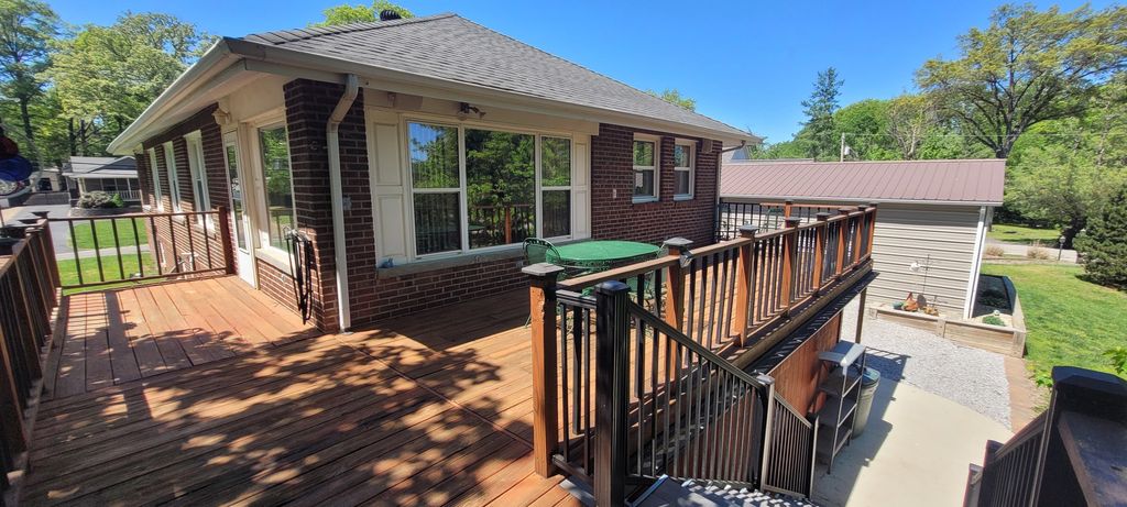 Image 11 of property listing at 1010 Wilshire Drive, Mt Vernon, IL 62864