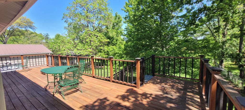 Image 15 of property listing at 1010 Wilshire Drive, Mt Vernon, IL 62864