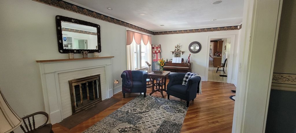 Image 3 of property listing at 1010 Wilshire Drive, Mt Vernon, IL 62864