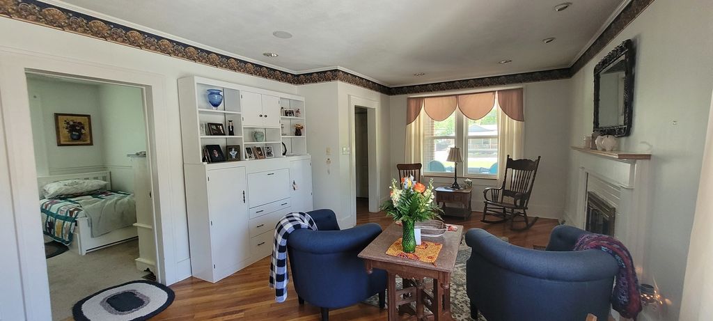 Image 4 of property listing at 1010 Wilshire Drive, Mt Vernon, IL 62864
