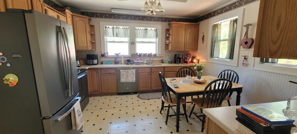 Image 5 of property listing at 1010 Wilshire Drive, Mt Vernon, IL 62864