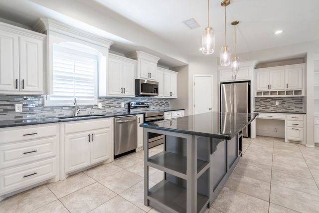 2200 Whitney Dr, Midland, TX 79705