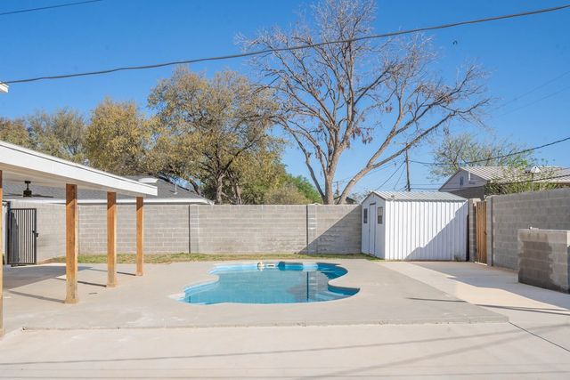 2200 Whitney Dr, Midland, TX 79705