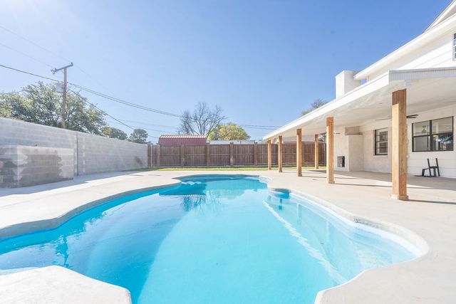 2200 Whitney Dr, Midland, TX 79705