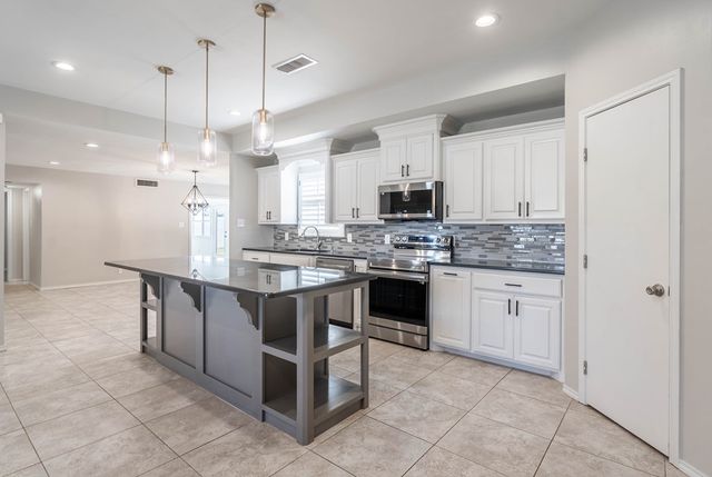 2200 Whitney Dr, Midland, TX 79705