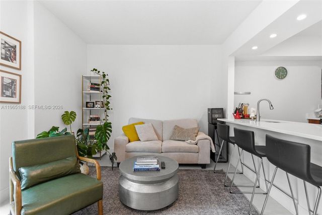 7290 SW 90th St 209, Miami, FL 33156