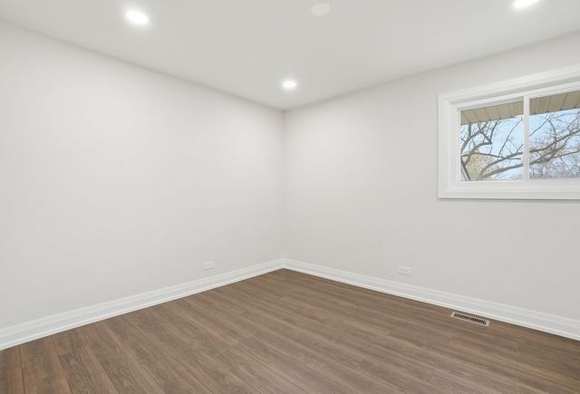 1430 E Emmerson Lane, Mount Prospect, IL 60056