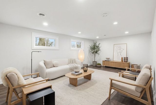 1430 E Emmerson Lane, Mount Prospect, IL 60056