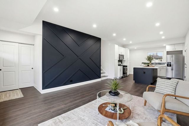 1430 E Emmerson Lane, Mount Prospect, IL 60056