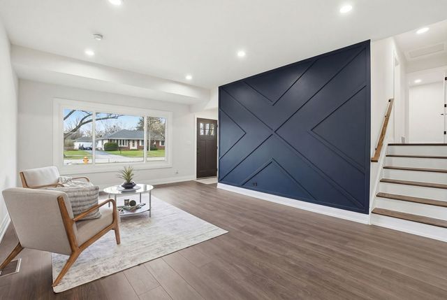 1430 E Emmerson Lane, Mount Prospect, IL 60056