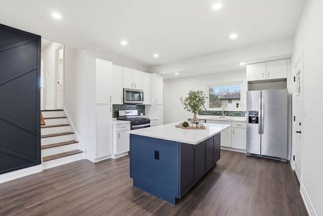 1430 E Emmerson Lane, Mount Prospect, IL 60056