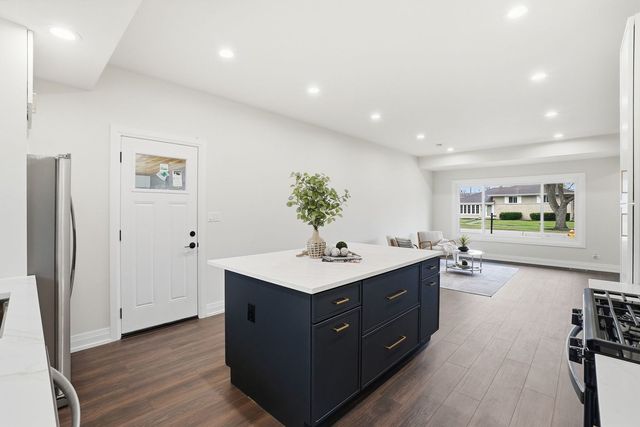 1430 E Emmerson Lane, Mount Prospect, IL 60056