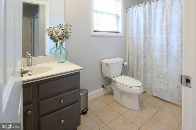 100 LOIS LN, State College, PA 16801