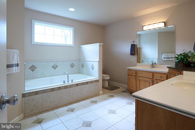 100 LOIS LN, State College, PA 16801