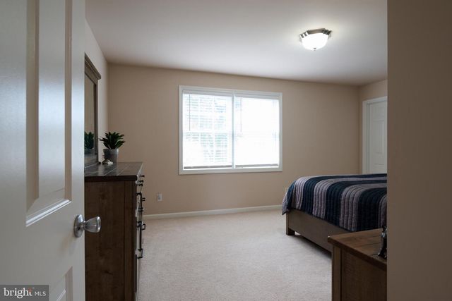 100 LOIS LN, State College, PA 16801