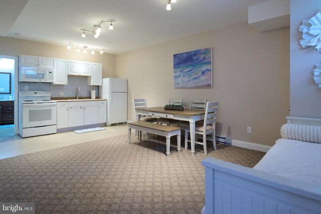 100 LOIS LN, State College, PA 16801