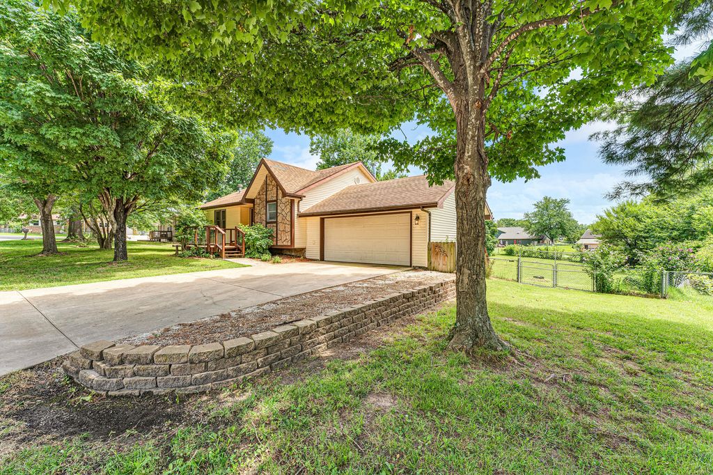 1604 East Sycamore Street, Ozark, MO 65721