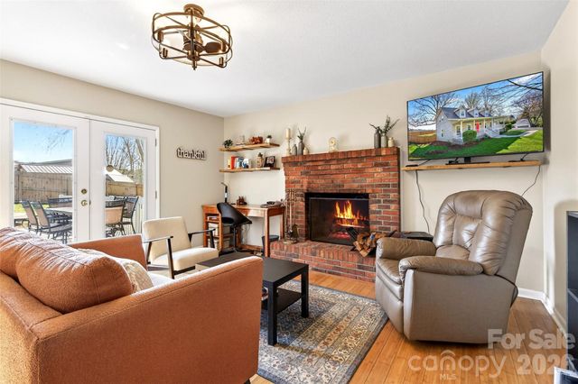 102 Charles Ridge Road, Asheville, NC 28805
