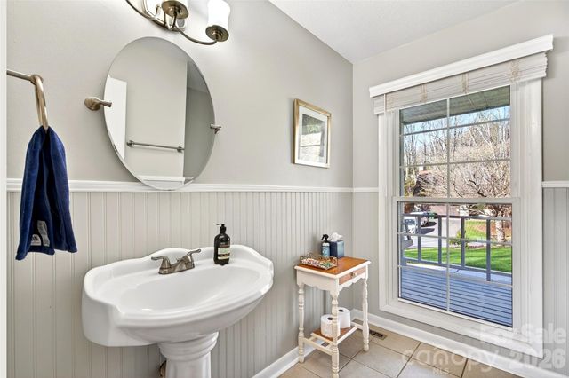 102 Charles Ridge Road, Asheville, NC 28805