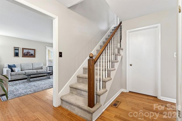 102 Charles Ridge Road, Asheville, NC 28805