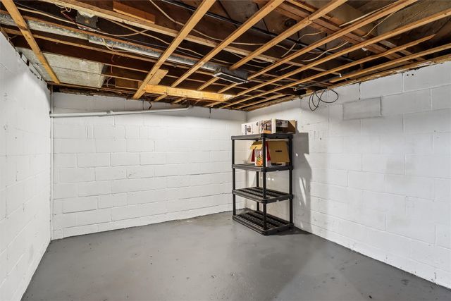 1824 Maple Street, Des Moines, IA 50316