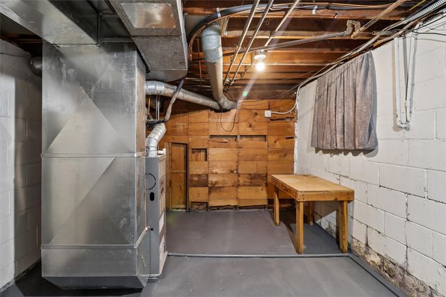 1824 Maple Street, Des Moines, IA 50316