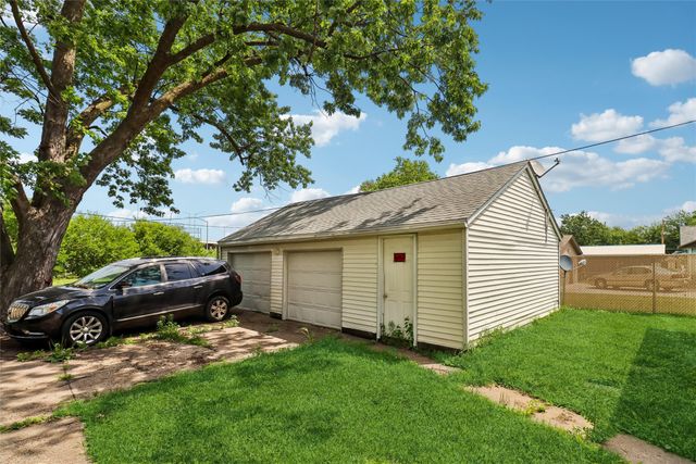 1824 Maple Street, Des Moines, IA 50316