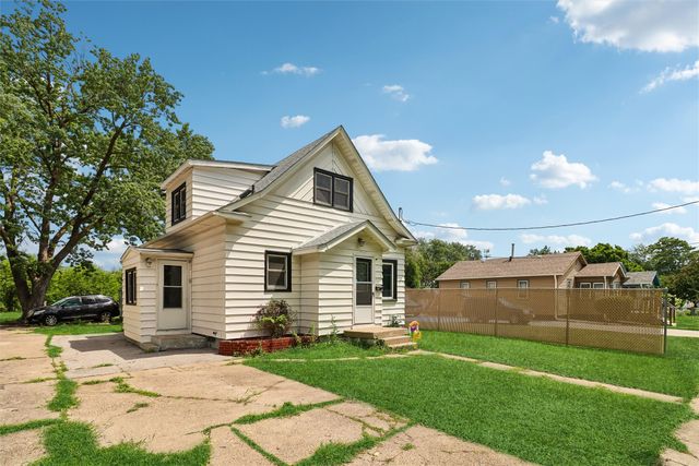 1824 Maple Street, Des Moines, IA 50316