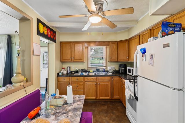 1824 Maple Street, Des Moines, IA 50316