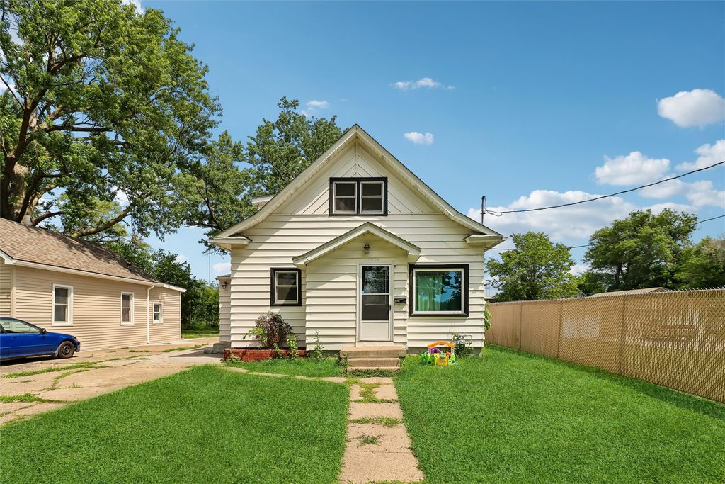1824 Maple Street, Des Moines, IA 50316