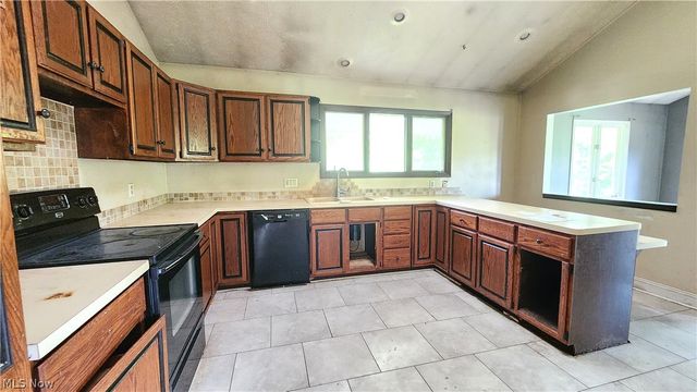 17866 Leggett Road, Montville, OH 44064
