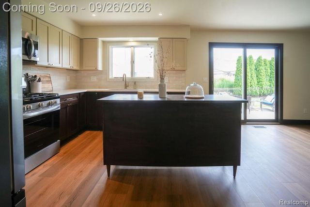 18071 Ryanwood Drive, Riverview, MI 48193
