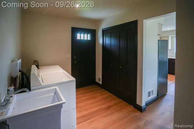 18071 Ryanwood Drive, Riverview, MI 48193